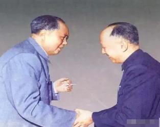 钱学森钱老临终前奋力书下十四个字：毛主席思想活着，中国就永远年轻。应恢复学校课堂