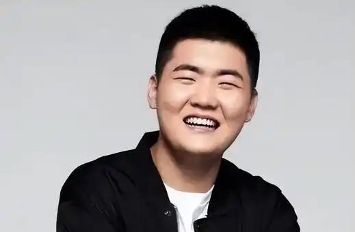 儿子婚礼主桌上坐着两个爸爸：生父和继父并肩举杯。
闫学晶的前夫林越与现任丈夫马明