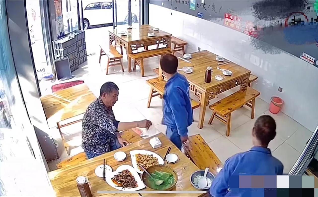 泪目。重庆，3名农民工去餐馆吃饭只点了2菜1汤，老板心头一软，特地多加了菜的份量