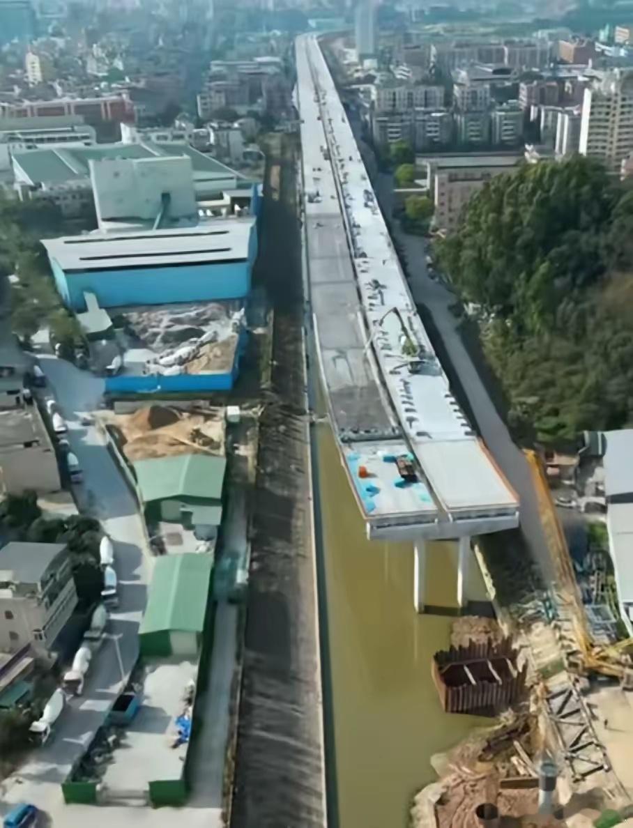 东莞把高速路建在河道上。这是东莞环莞三期高速路其中的一段，这样建其实不仅仅是为了
