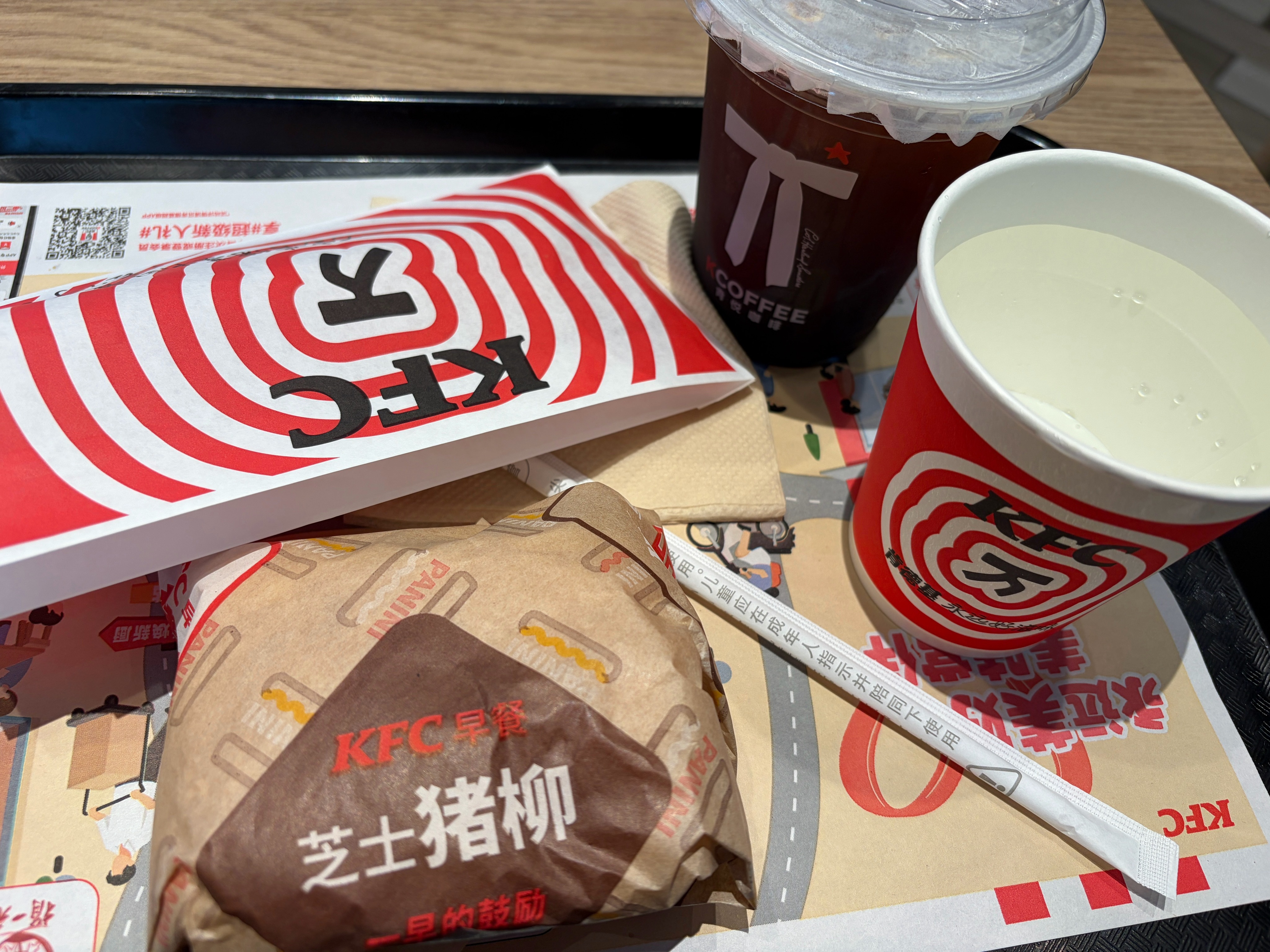 偷溜出来吃个早餐，发现肯德基的美式和我的职场一样苦[可爱] ​​​