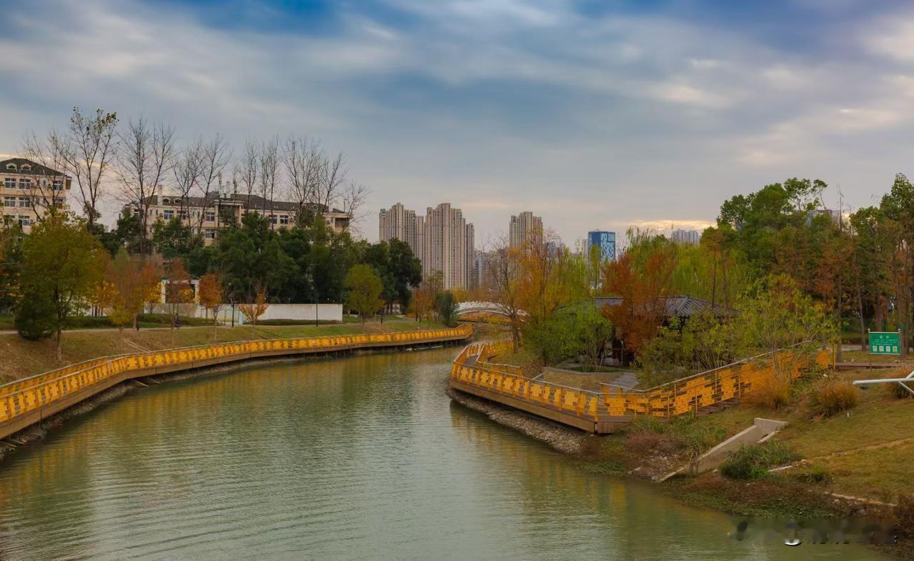 我喜欢融入大自然，大自然最美！最能陶冶情操的是风景！
不管到哪里，不管早中晚，一