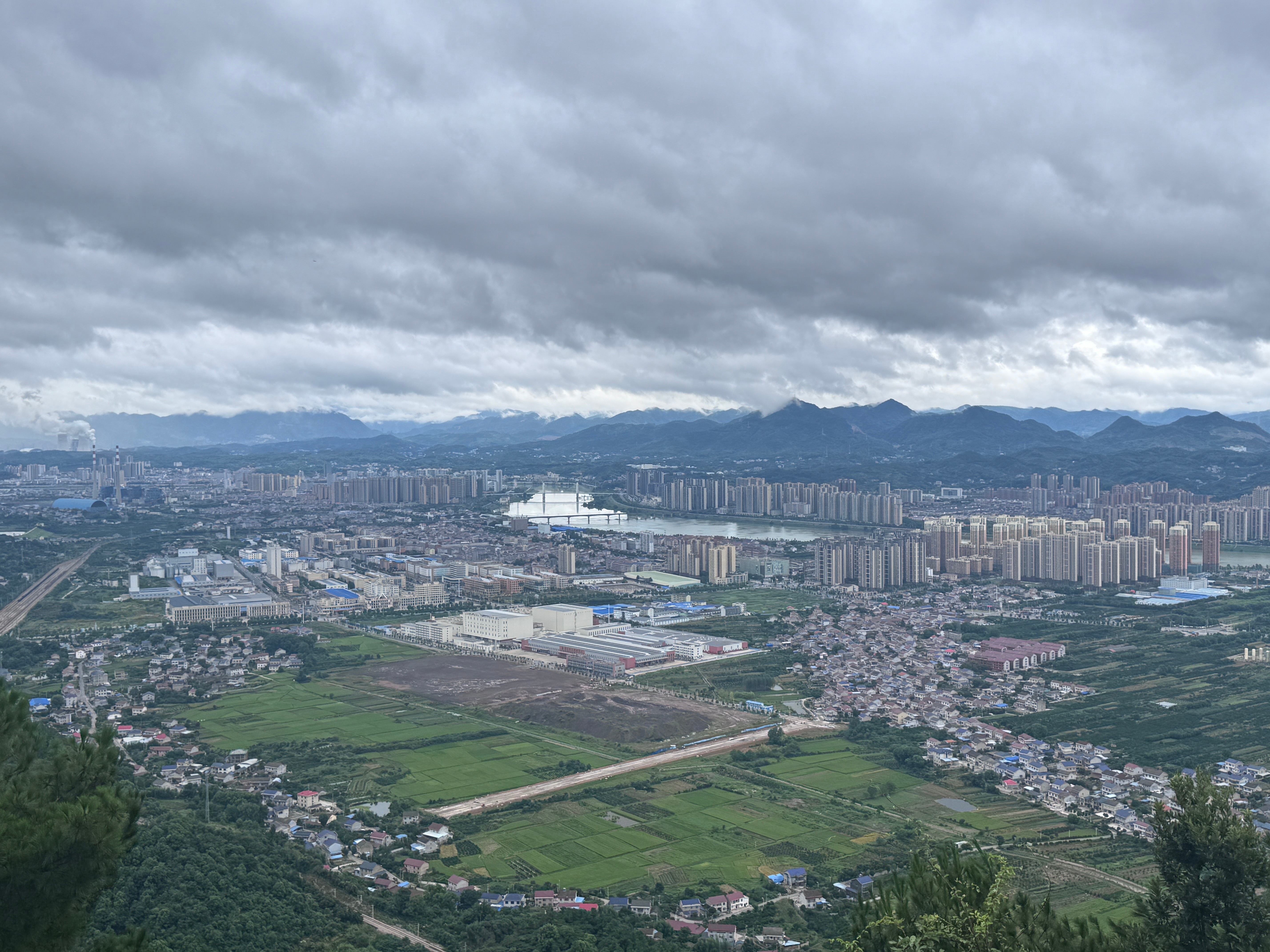 日行一善  登高望远一览众山小假期有空就去爬爬山吧让山巅的凉风涤荡你的身心你会瞬