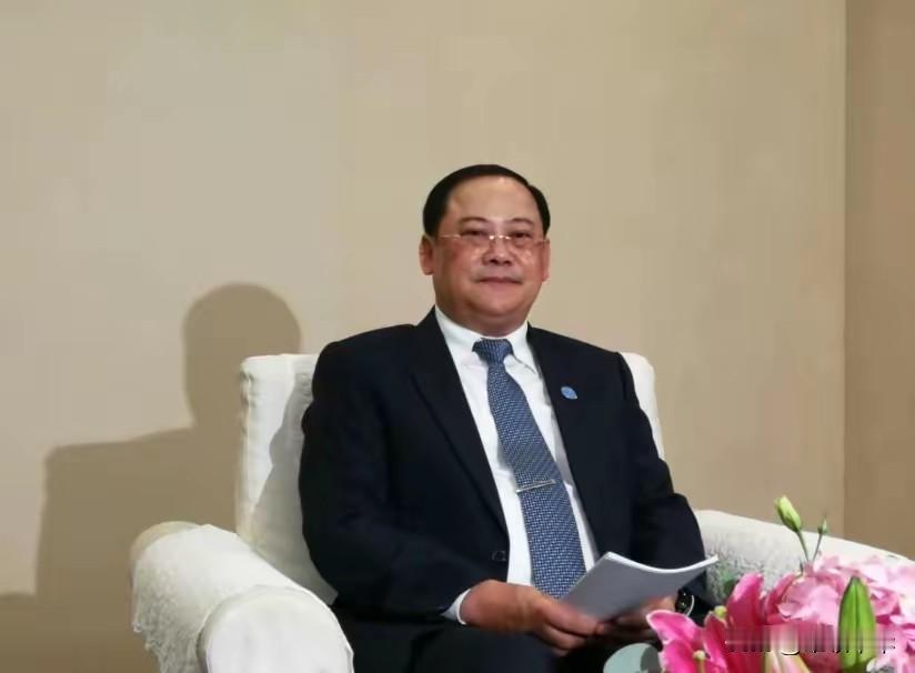 只是换了“赛道”，重任仍在肩。老挝国会召开，原老挝总理宋赛当选国会主席，由原来的