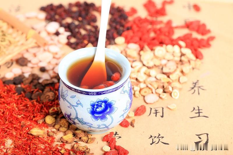 一碗热茶，药材满满，养生佳品。强身健体之功效。