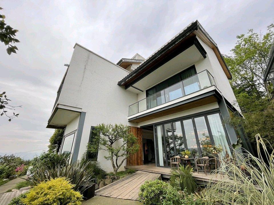 今年1月，刚满18岁10天的史某和三个朋友在西安民宿喝酒后跳楼。史某父亲将同饮三