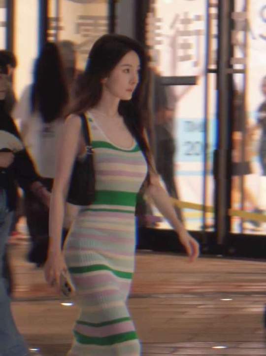 杨幂走姿 杨幂白帆走路曼妙  杨幂走姿，杨幂白帆走路曼妙，上一秒allblack