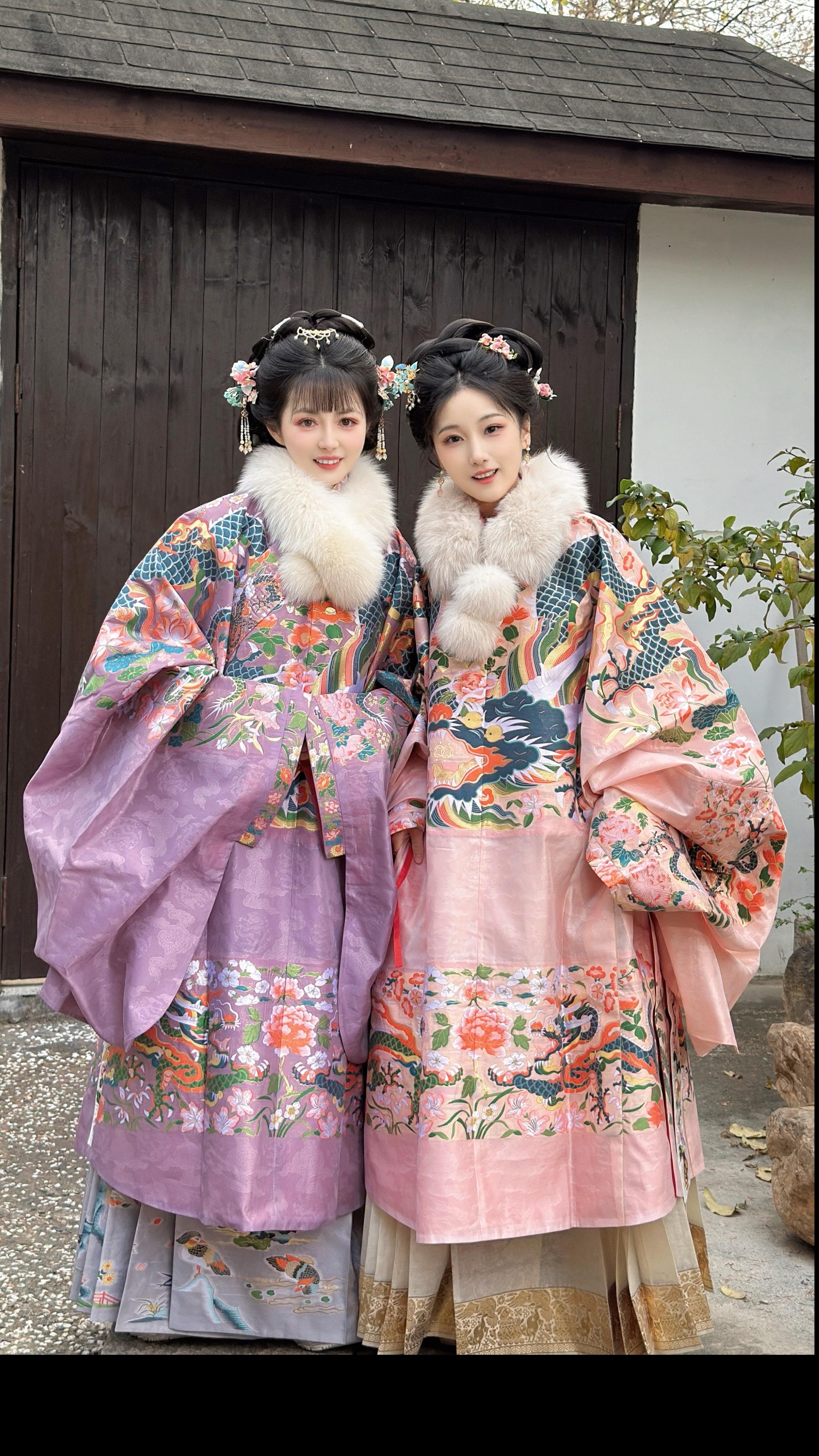 因为穿明制汉服太好看，午餐老板娘非要给我。打折，明制汉服的包容度真的拉满了。