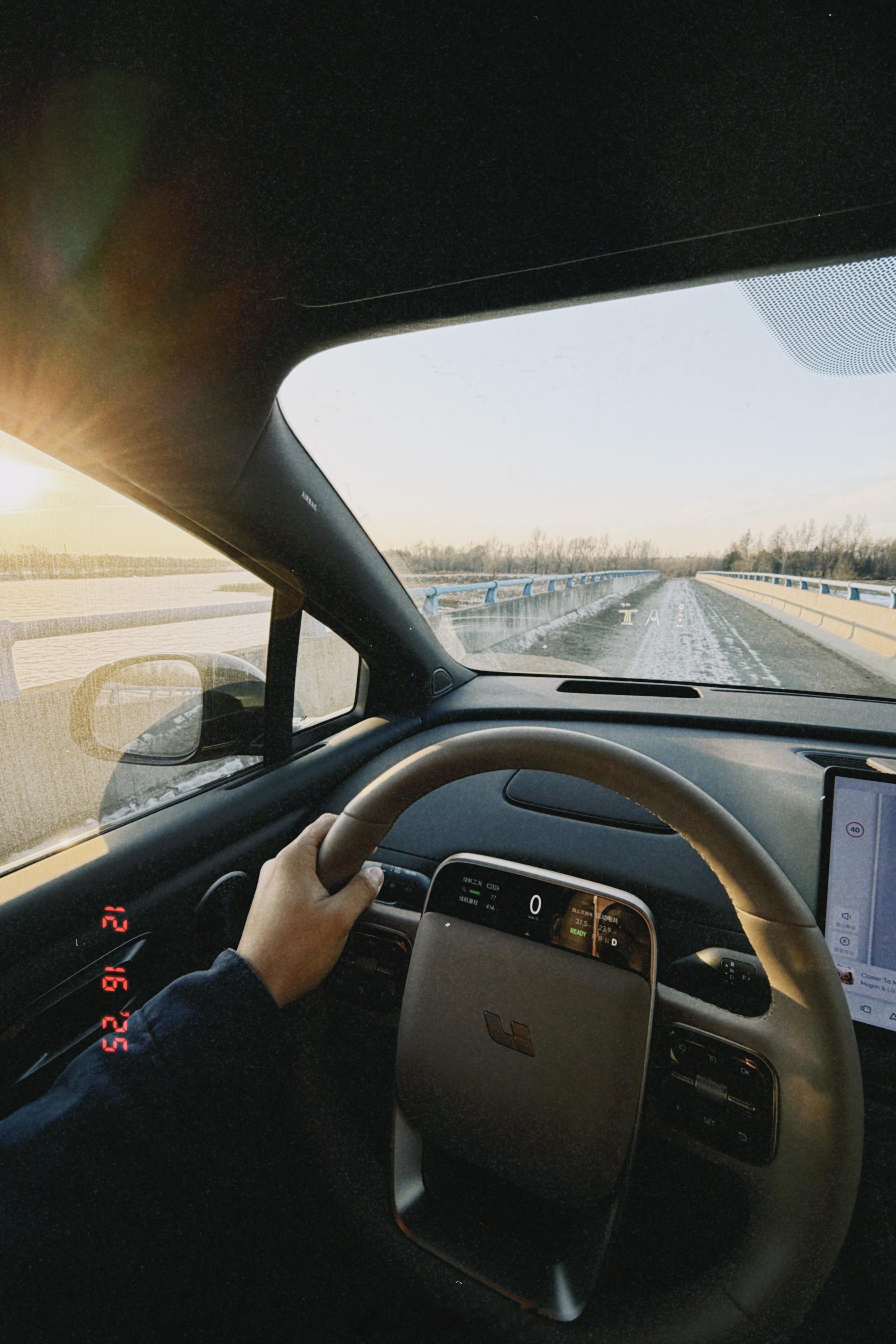 今天开着理想i6跟哈尔滨阳明滩大桥合影了几张照片，有种跨时代的科幻感太酷了！下去