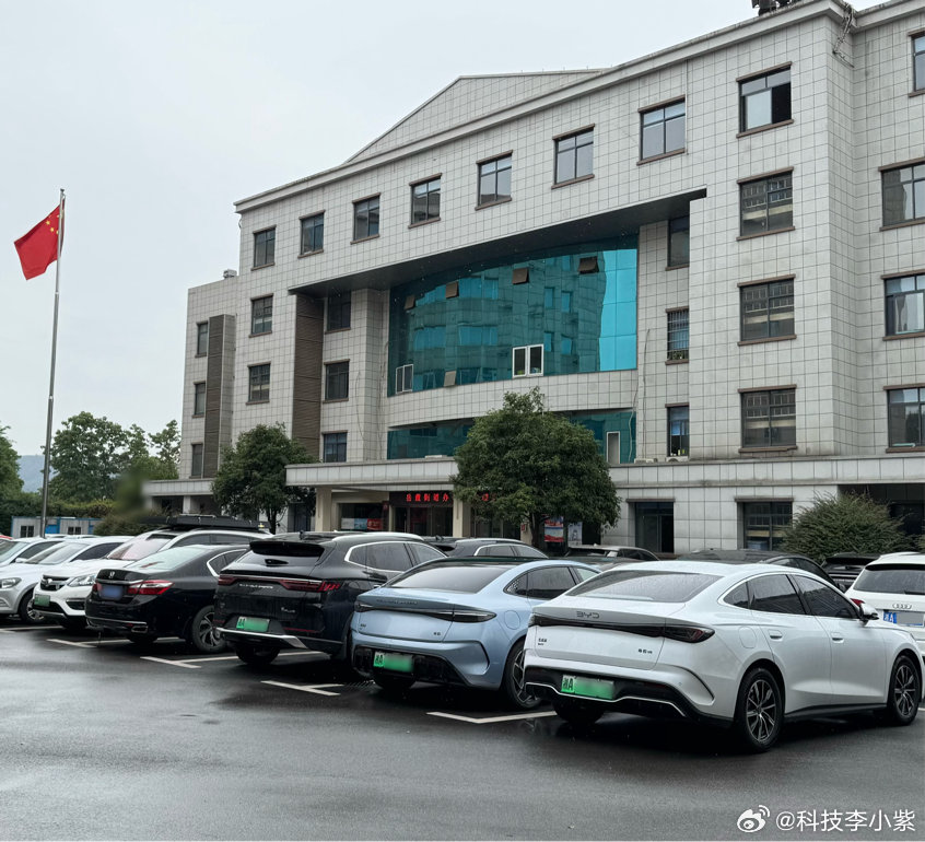 近年来，机关大院停车场车型结构发生显著变化，昔日以凯美瑞、迈腾等外资合资品牌为主