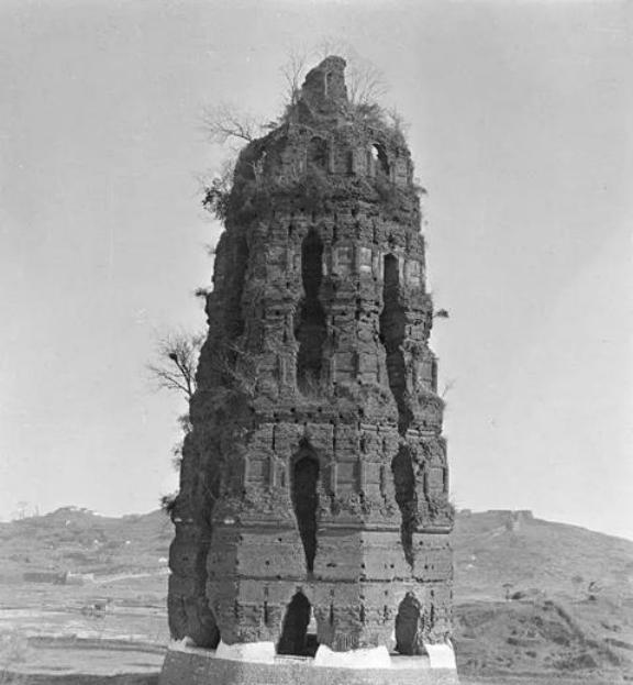 1924年，雷峰塔突然倒塌。人们害怕白蛇出塔，纷纷呼喊：“快跑啊，雷峰塔倒了，白