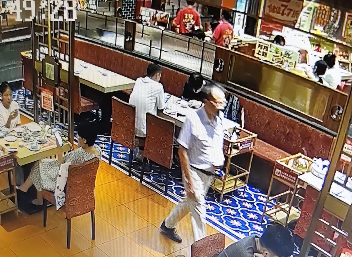 “差点人没了！”浙江杭州，一名男子带着老伴旅游，第1天在商场饭店刚坐下，就开始腹