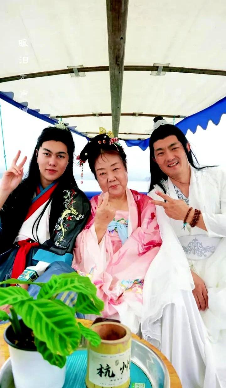 惊！奇娜儿子在西湖拍照，活脱脱电影男一号现身

我看到了俊哥儿子的古装，瞬间又看