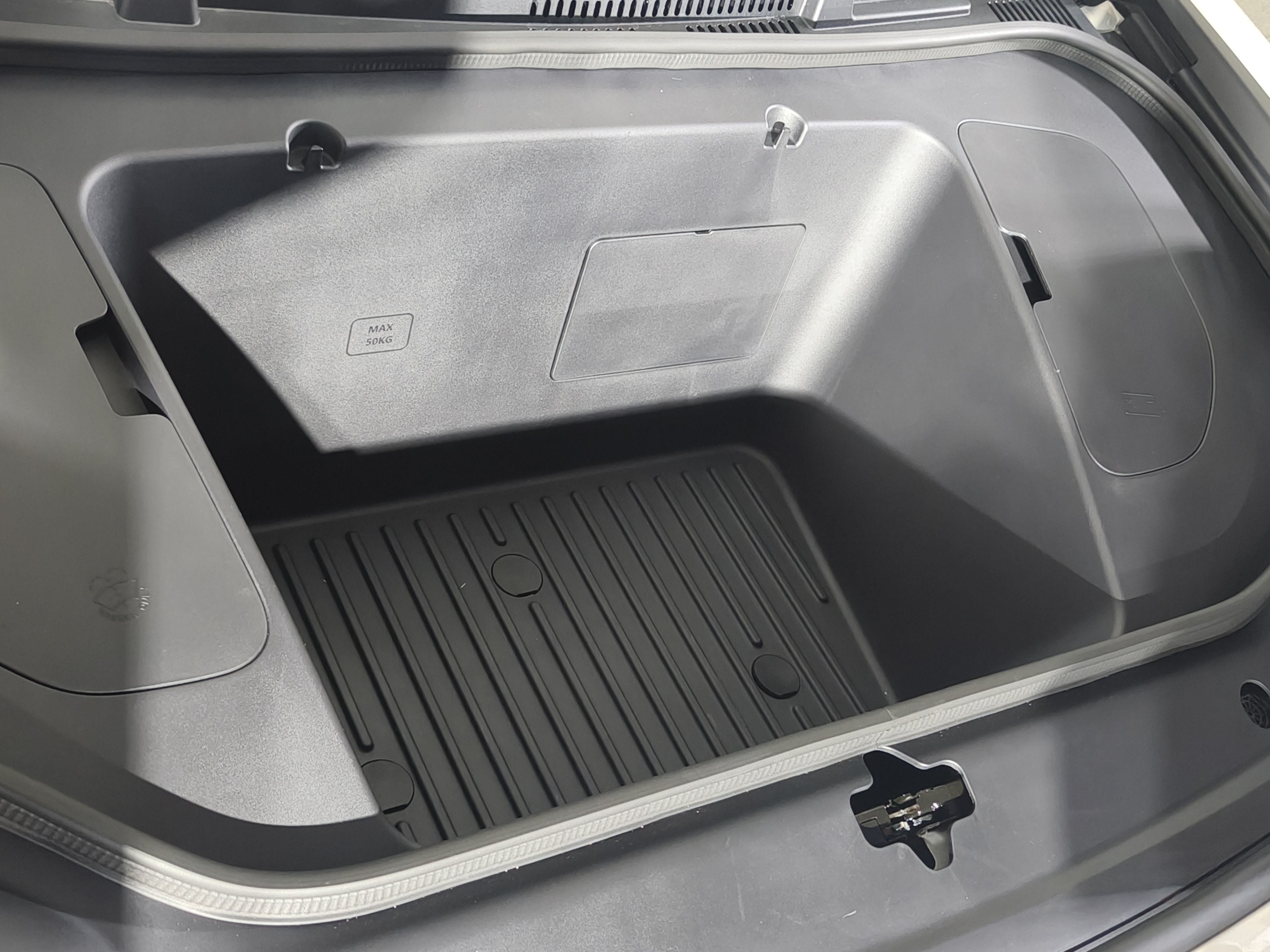 #全新QQ3#这台A0级纯电小车，能储物的地方是真多。70L前备箱 + 375–