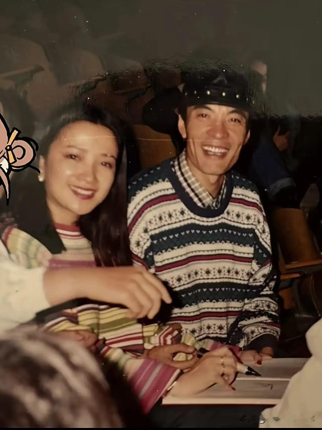 刘威年轻时就一副大叔样，显老的男人，当时俘获何晴大美人芳心的他乐得笑不拢嘴。何晴