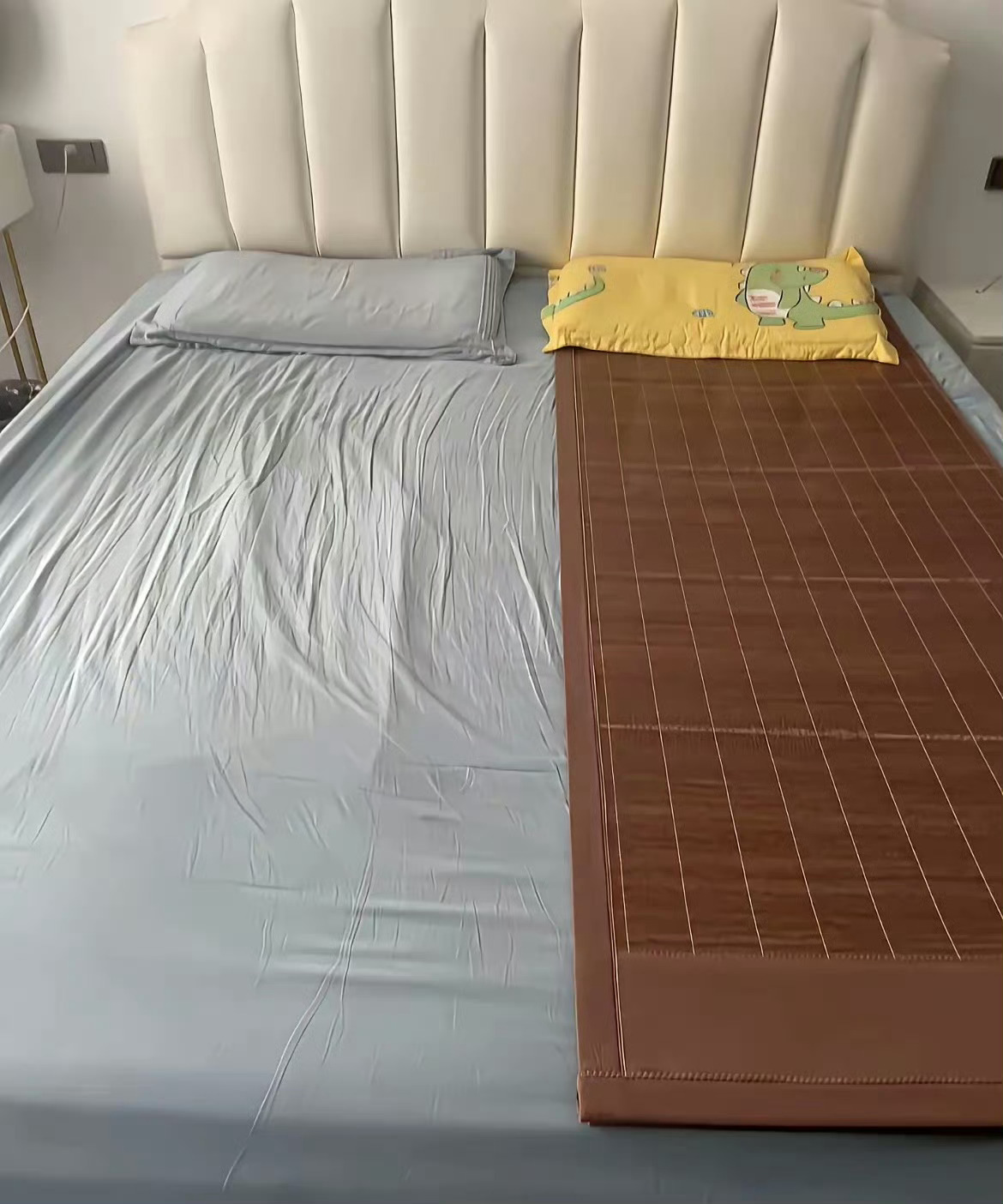 去朋友家串门被他家床铺布置惊到一半凉席，一半床单丈夫怕热爱出汗妻子畏寒需盖被一张