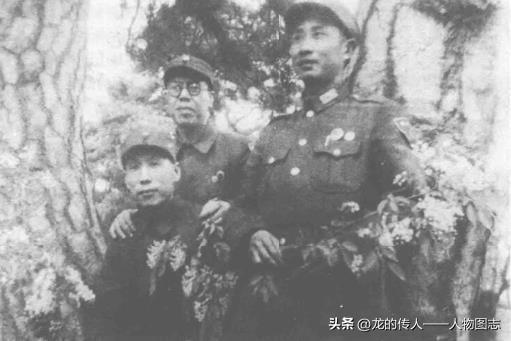 1946年伍修权(左)在军调部东北执行小组时与李立三(中)、张经武合影