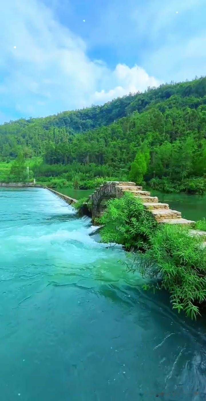 上联：一山一水一风景，如何对下联一人一车游天下。