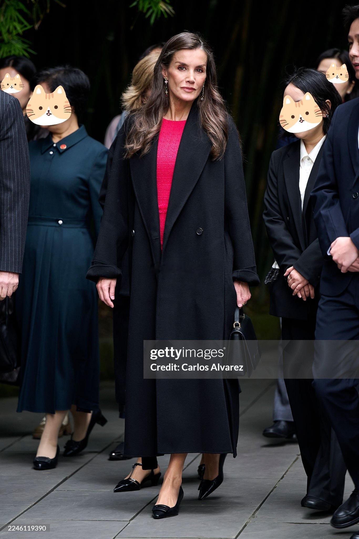 西班牙王后莱蒂齐亚中国行的两套look👇（图一的黑色外套是Cos的；后面有刺绣