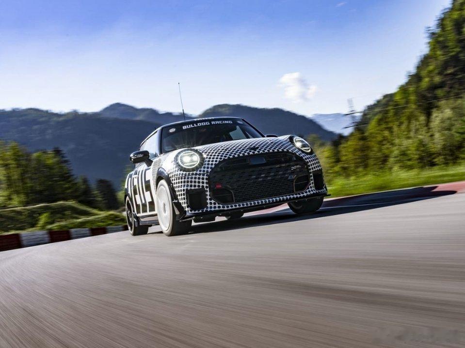 纽北 24h耐力赛开赛在即，mini[超话]官宣了与澳大利亚潮牌Deus Ex 