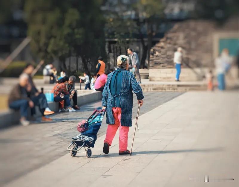 我认识一位76岁的老太太，她说了这么一句话。人躺倒在床上，需要人照顾的时候，很多