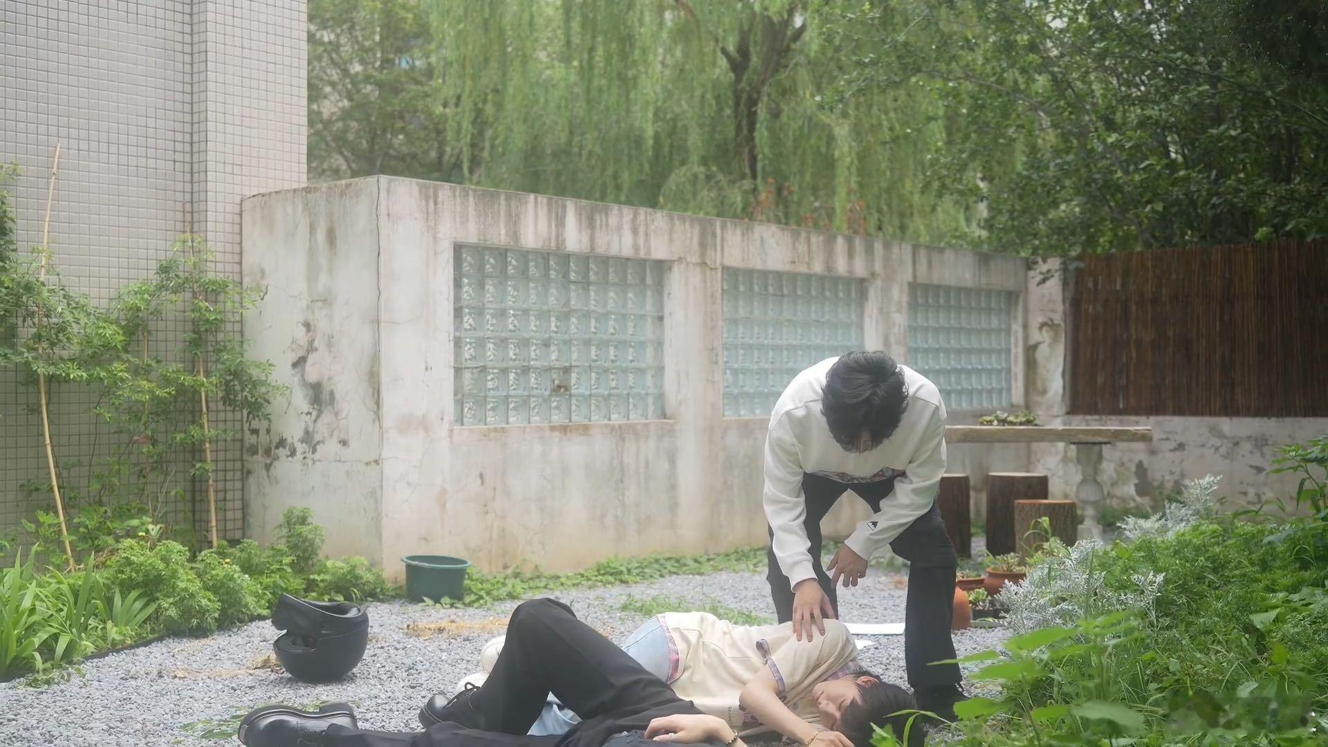 李飞重生的证据又多了 看到这似曾相识的画面简直是要笑不活了，这不得给李飞重生的证