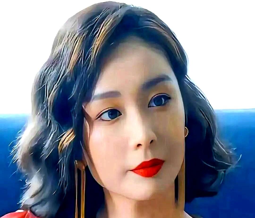 爆红后剧本堆满桌子，她直接推掉一摞赚快钱的商业代言。

高叶靠“大嫂”火透半边天