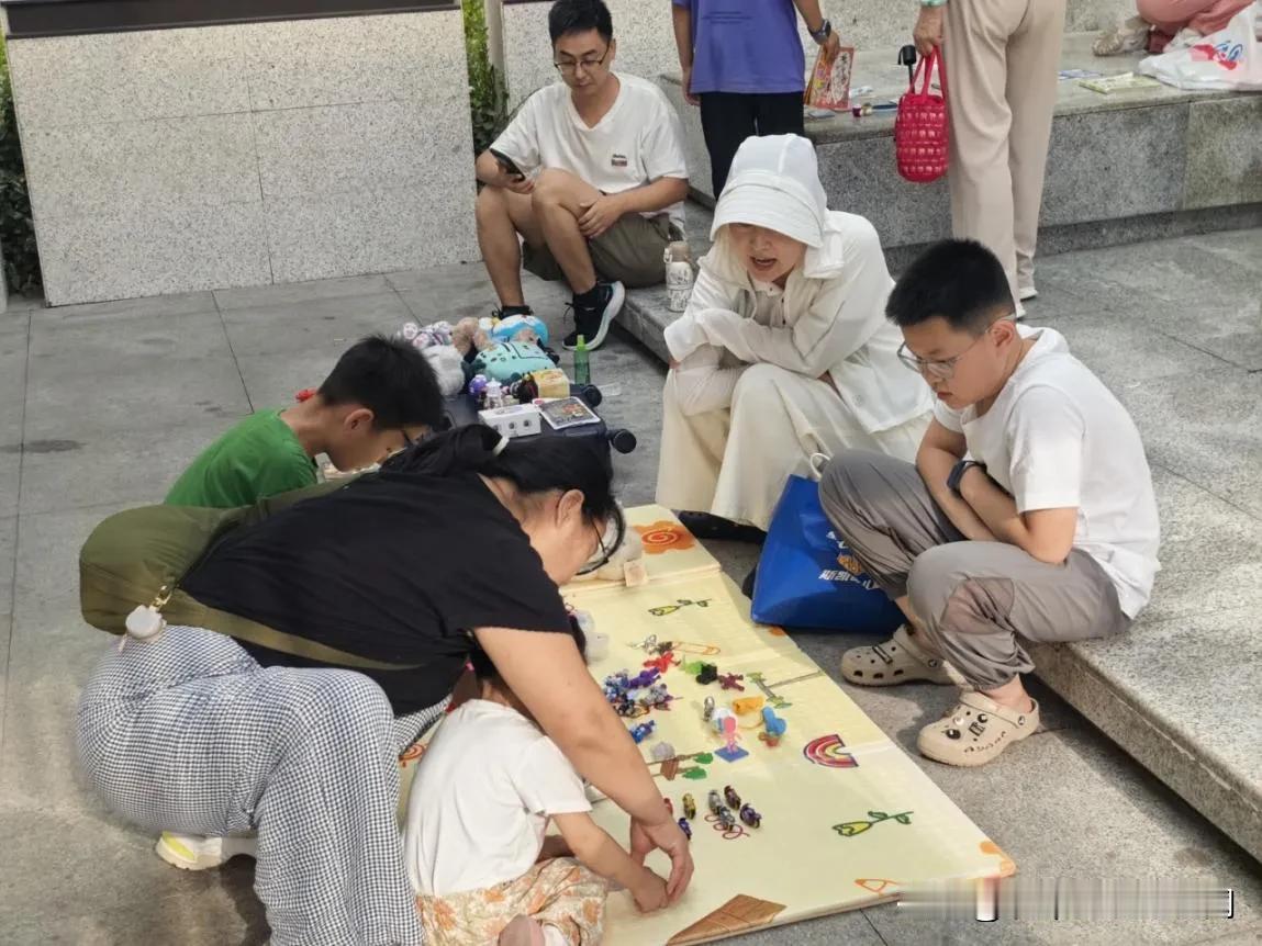 万柏林区新城社区：邻里市集汇烟火 童心相伴睦邻情

万柏林区小井峪街道新城社区举