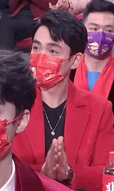 嘻嘻喜提一个乖乖龙[哇]那边朱一龙就是春晚，我眼神追逐的对象[舔屏] 朱一龙  
