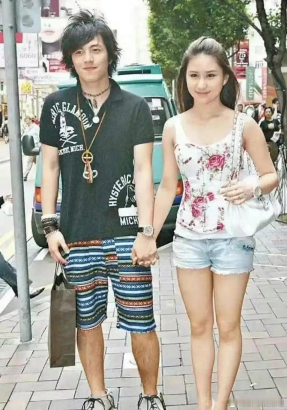 何超莲的前男友好帅啊！ ​​​