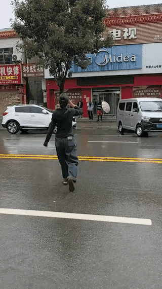 这个女子看到老外之后显的太热情了，本来她站在道的另一边，当看到几个老外站在道的对