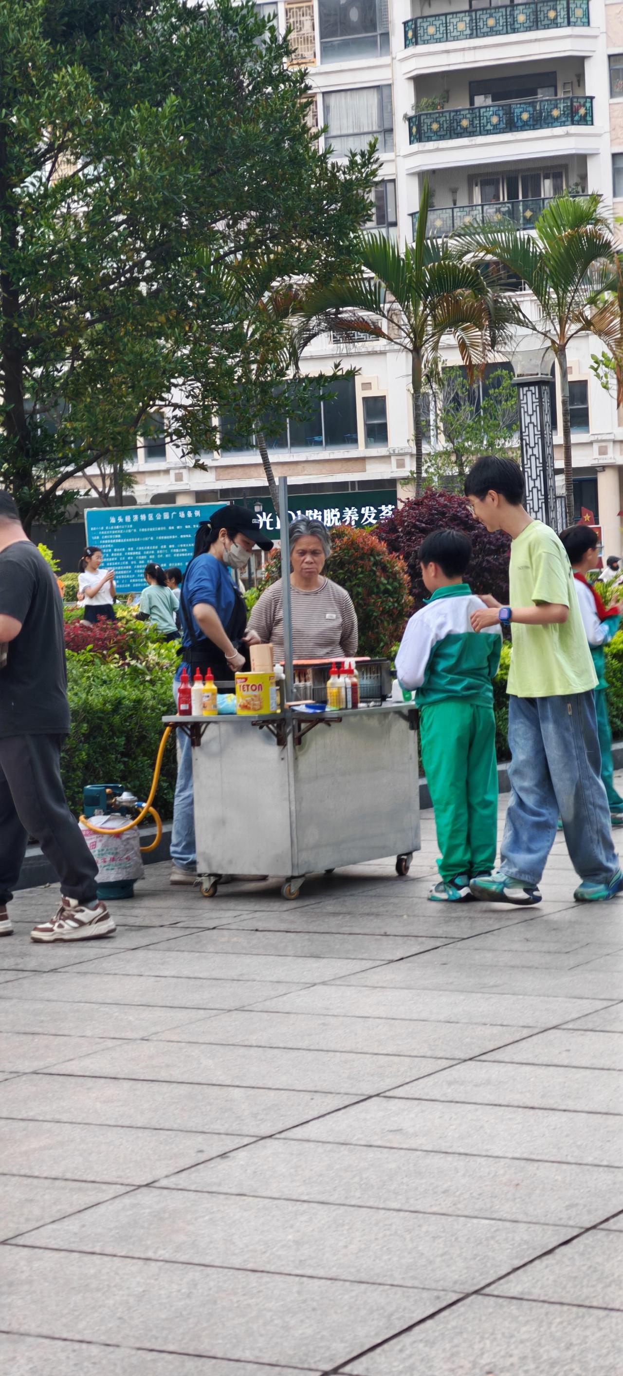 在校门口等孩子，一阵烤肠香飘过来，瞬间破防。
从前是学生馋零食，如今是家长跟着孩