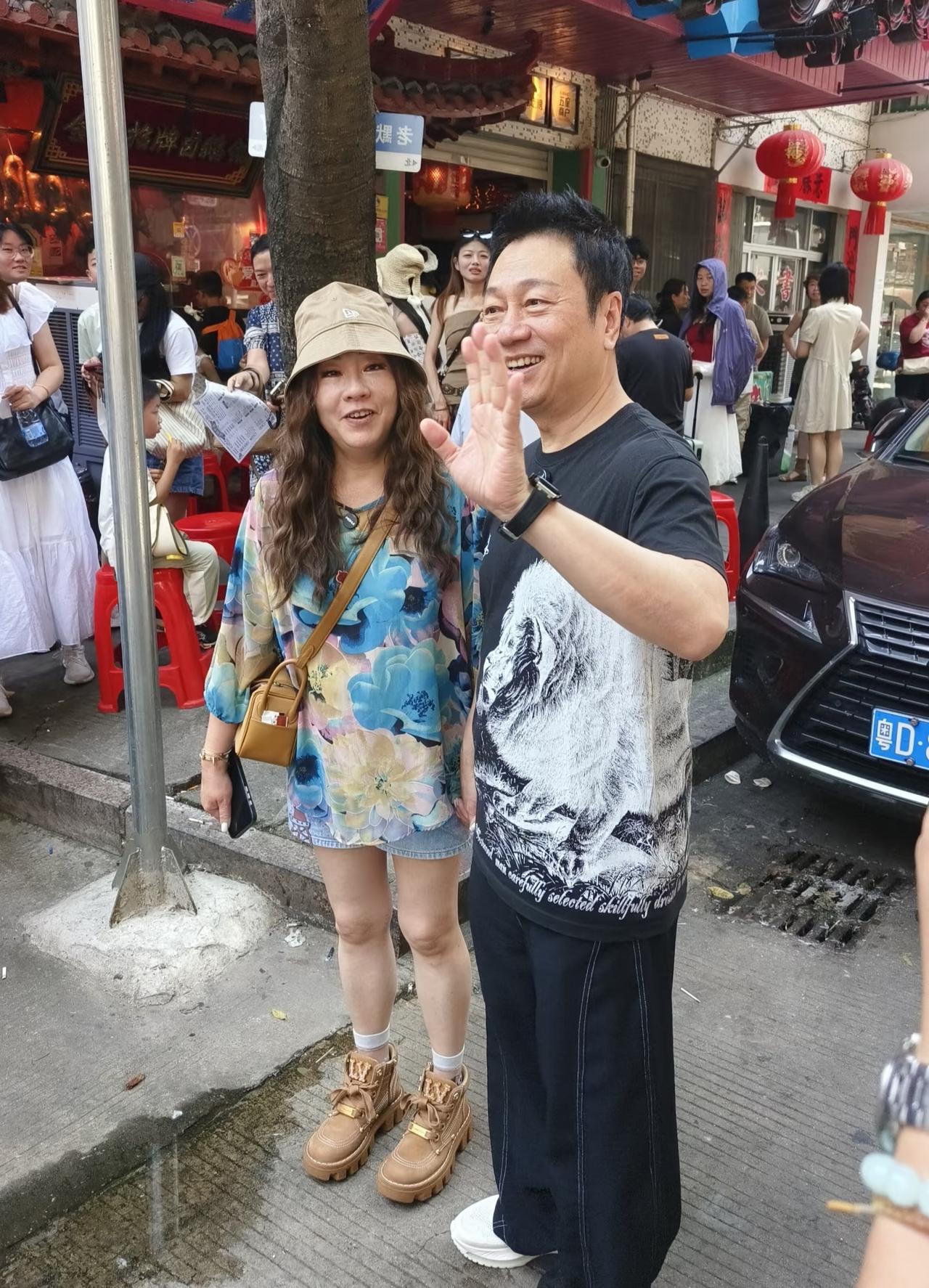 62岁TVB男星黎耀祥和老婆现身广东汕头旅游，夫妻俩牵着手漫步在古镇小道上，看起