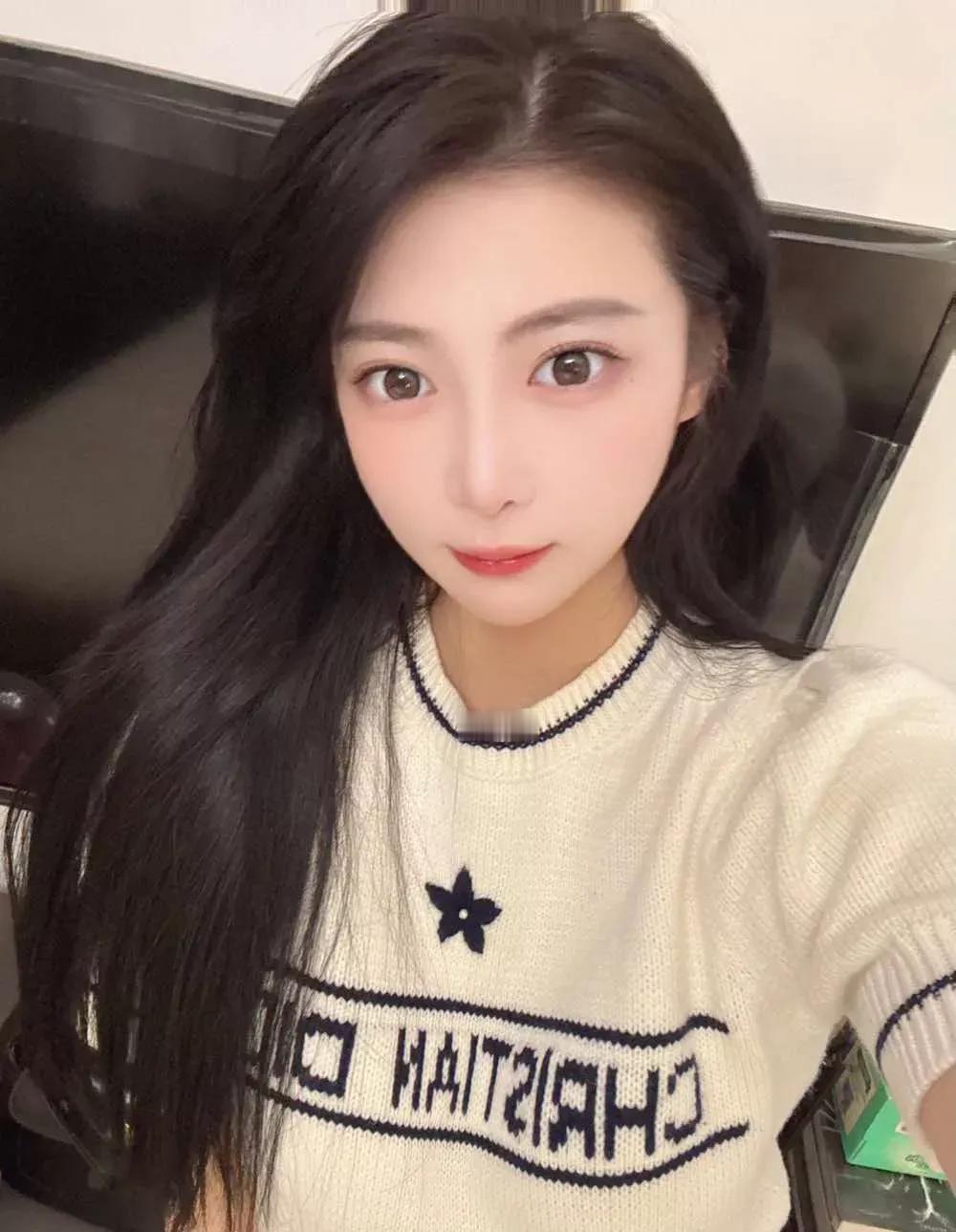 今天是清明节，我们的风俗是本家人一起去扫墓，早上都八点半了，二叔家的人还没到，从