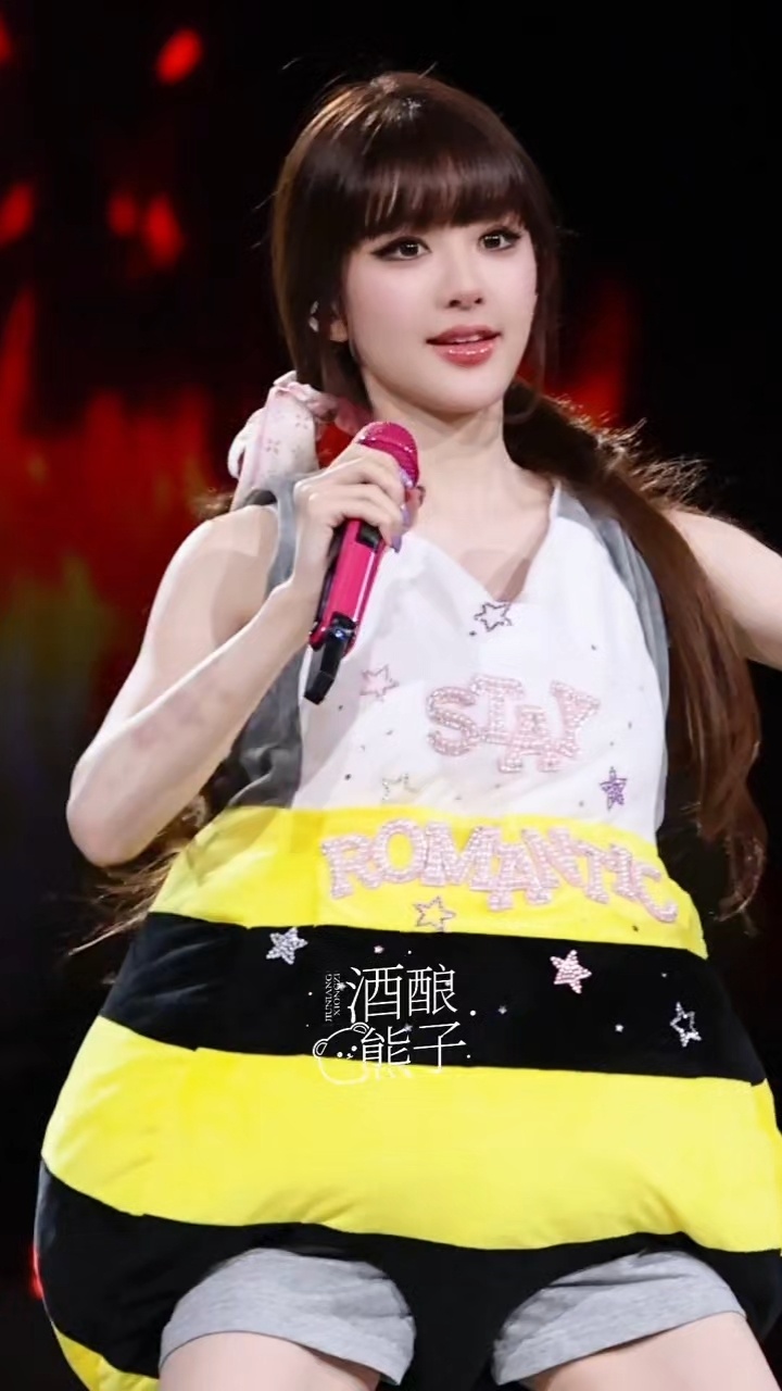 赵露思演唱会造型生图路透，完全女神降临，好辣好萌