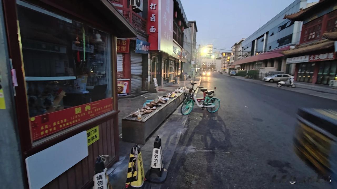 这是早晨6:00，在太原市食品街拍摄到的一组图片画面。大家从图片当中就可以看出，