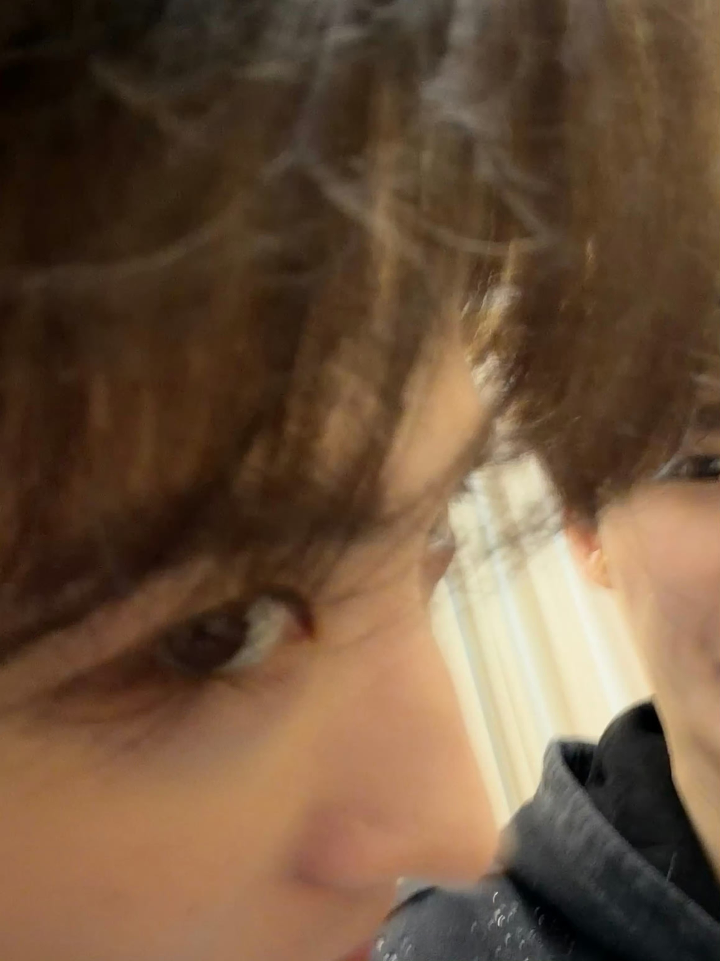 小狗看啥呢，到姐姐这来姐姐给你小饼干吃