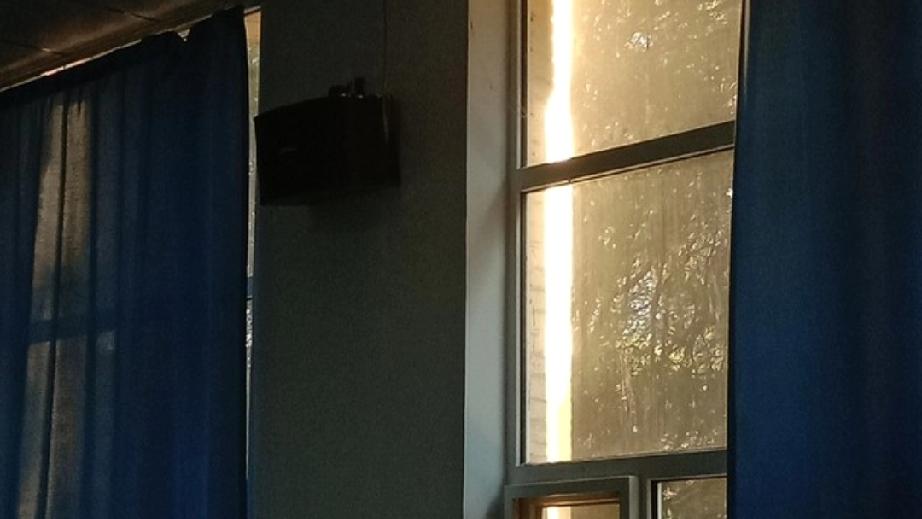 首先，直接说答案：回南天要注意防潮、防滑、防电器“罢工”、行车安全这四个方面。