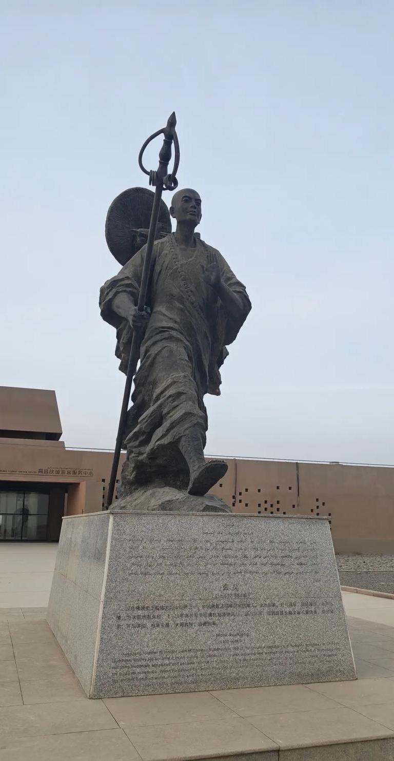 央视晒出了一段玄奘骑白马英姿飒爽的视频。
必须承认，选景非常好，呈现的画面非常美