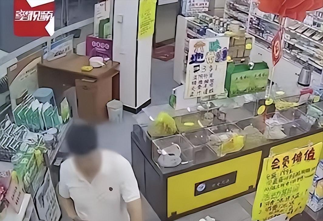 河南漯河，一男子去药店买药，见女店员戴着口罩，觉得她上半张脸很漂亮，便要求女店员