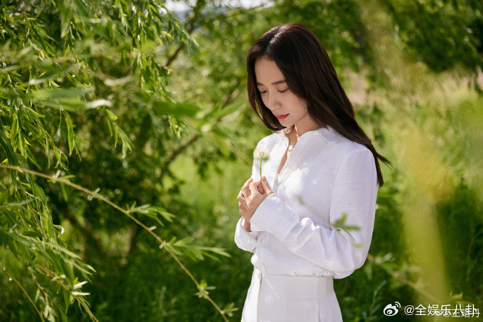王珞丹[超话]张泉灵问王珞丹乘风崩溃瞬间王珞丹为植物跳起来的样子太真实了！护绿植