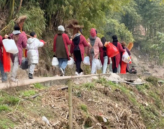 50后过年vs00后过年这个真的好真实又好温暖 两代人通过爱的桥梁构造带村晚！5