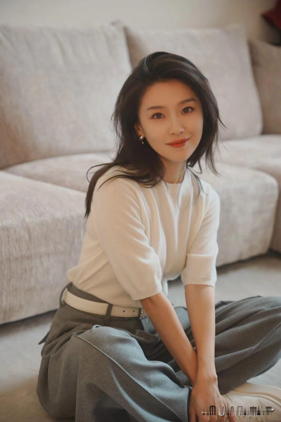 中年女人想要穿搭显高级优雅，选对风格很重要。经典的黑白灰搭配永远不会出错。比如一