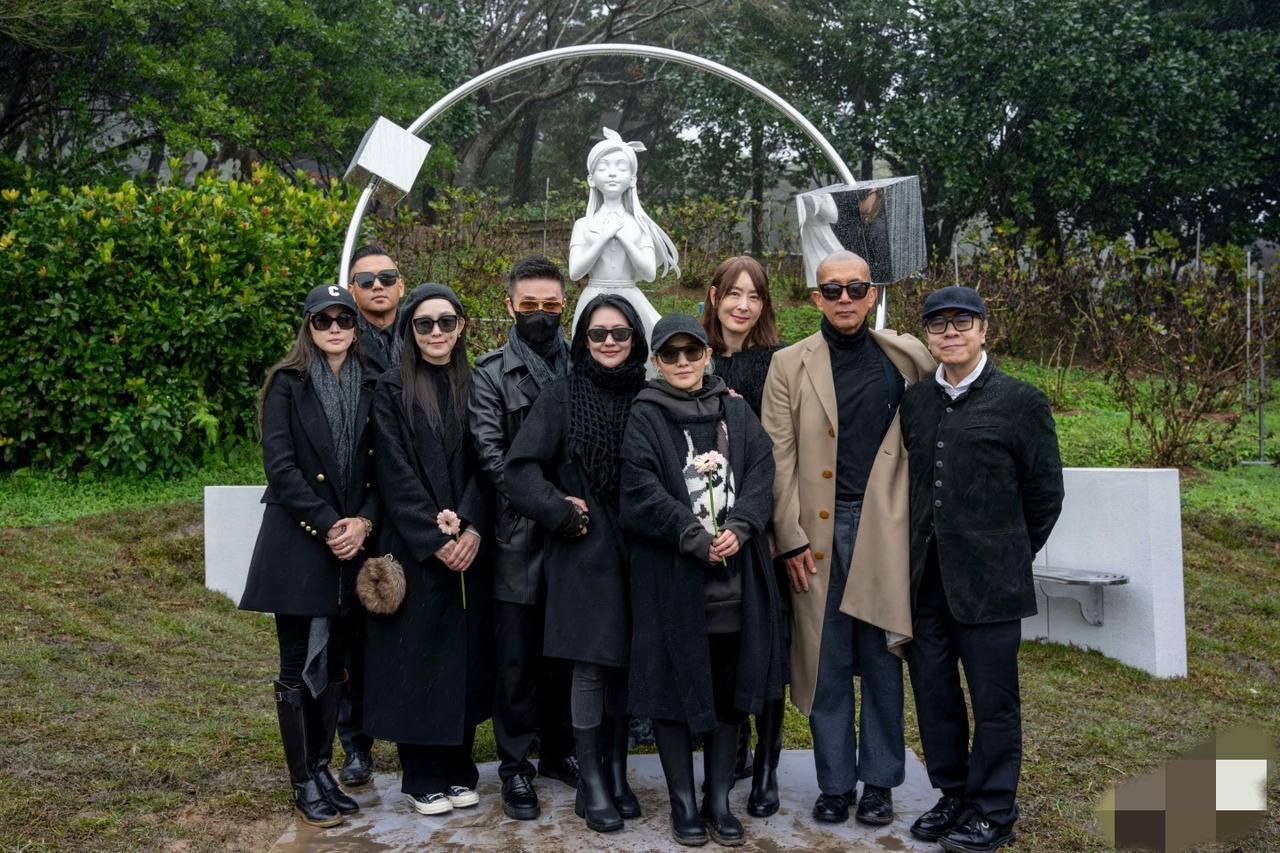 大家发现了没，

大S一周年纪念日，虽然大家表情都在笑，可是这笑容里却充满泪水，