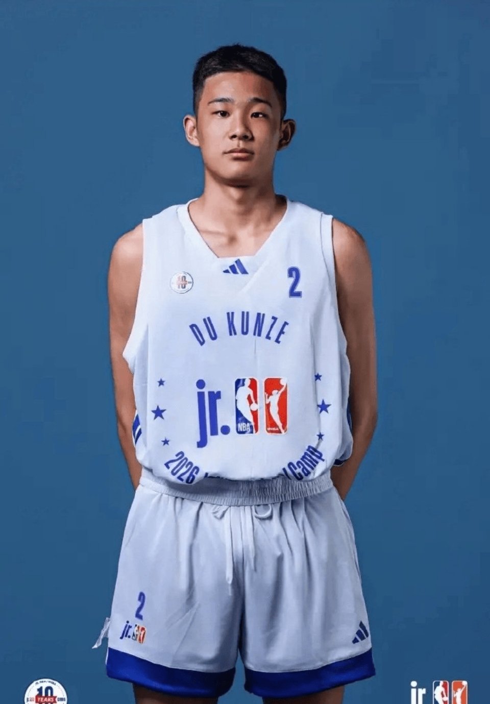 杜锋的儿子杜昆泽入选2026年Jr. NBA精英训练营，近期在苏州参加合练，目前