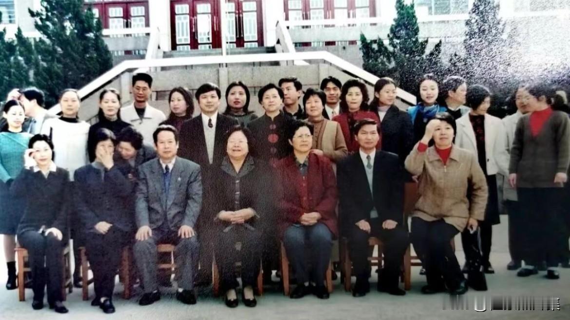 2001年4月1日，时任第九届全国人大常务委员会副委员长、全国妇女联合会主席彭珮