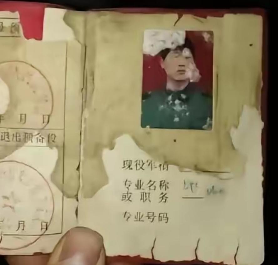 2019年，一位退伍老兵发现他的公职被人冒名顶替23年，然而，当他决定找到那位顶