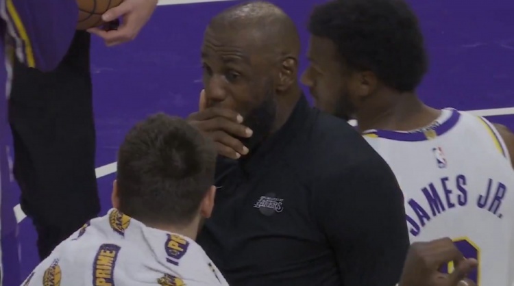 赢球会击碎一切谣言，媒体又拍到老詹和东契奇拥抱，笑着玩闹互动了。｜nba