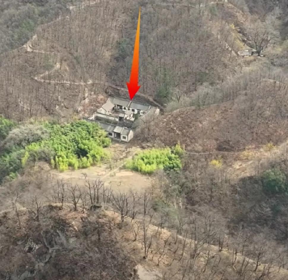 大家看看这栋房子如何？
这是一栋老式庭院，坐落在山坳里，四面环山。
周围没有邻居