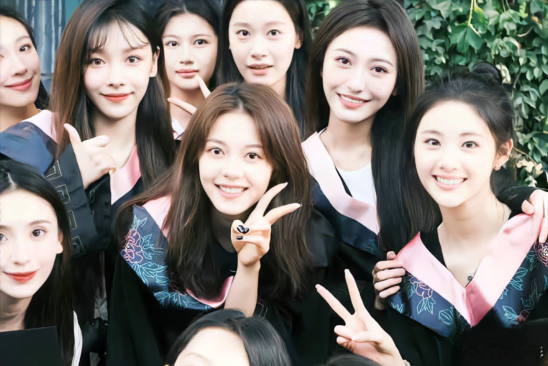 #赵今麦毕业了# 麦麦拍毕业照。救命，她怎么可以这么好看 ​​​